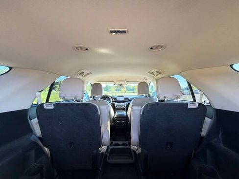 Used 2021 Ford Explorer XLT w/ Equipment Group 202A AWD/4WD image 17