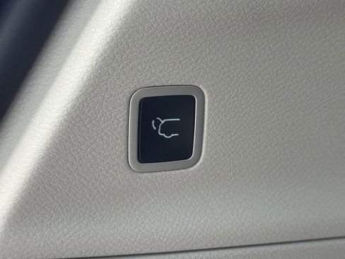 Used 2023 Chrysler Pacifica Touring-L FWD image 18