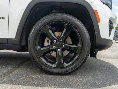 Used 2023 Jeep Grand Cherokee Altitude AWD/4WD image 11