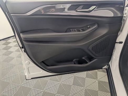 Used 2023 Jeep Grand Cherokee Altitude image 10