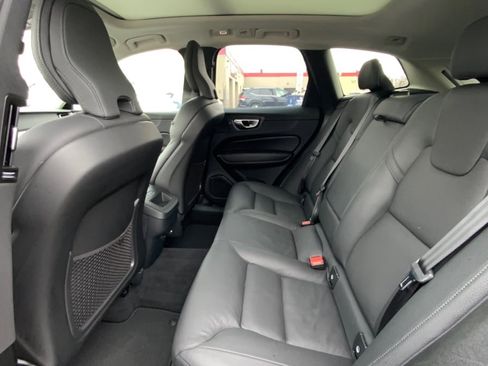 Used 2025 Volvo XC60 B5 Plus image 12