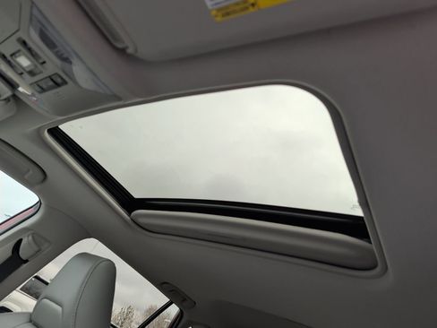 Used 2021 Toyota RAV4 XLE Premium image 8