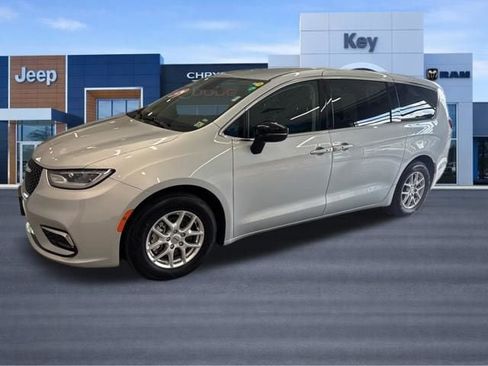 Used 2024 Chrysler Pacifica Touring-L FWD image 2