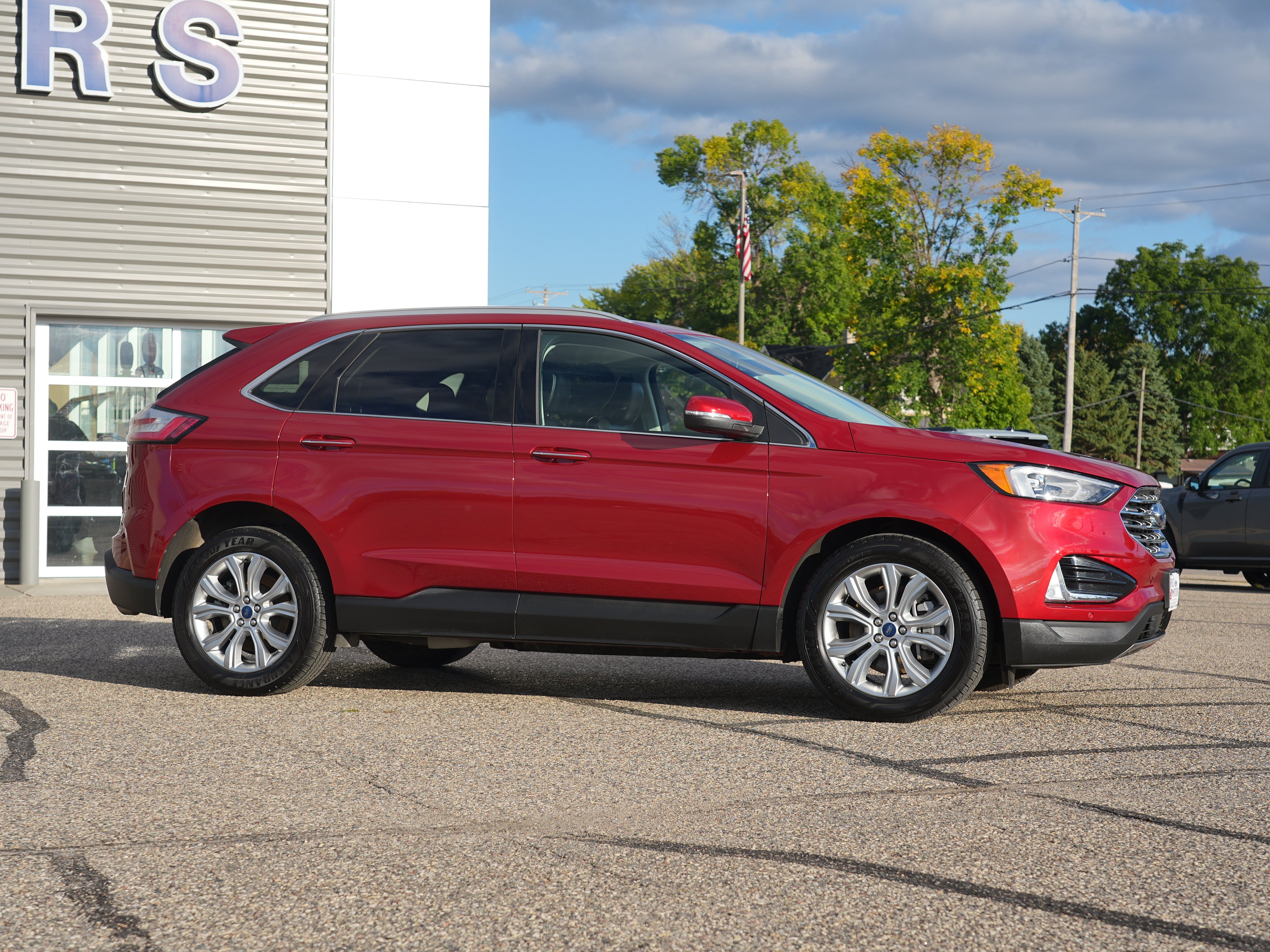 Used 2022 Ford Edge Titanium w/ Class II Trailer Tow Package AWD/4WD image 2