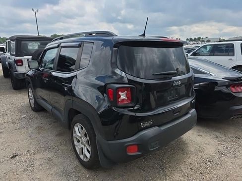 Used 2018 Jeep Renegade Latitude FWD image 3