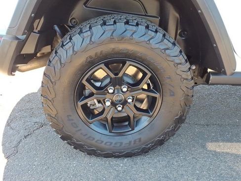 Used 2024 Jeep Wrangler Unlimited AWD/4WD image 9