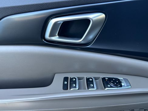 Used 2025 Kia Carnival FWD image 12