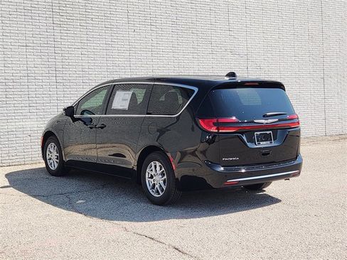 New 2025 Chrysler Pacifica Select image 3