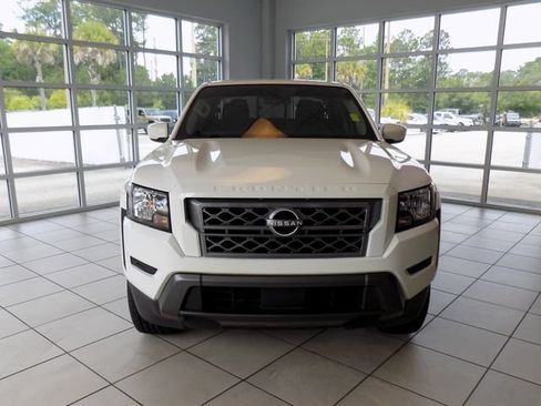 Used 2022 Nissan Frontier SV w/ Technology Package RWD image 2