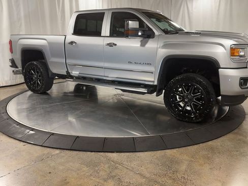 Used 2018 GMC Sierra 2500 Denali w/ Duramax Plus Package image 2