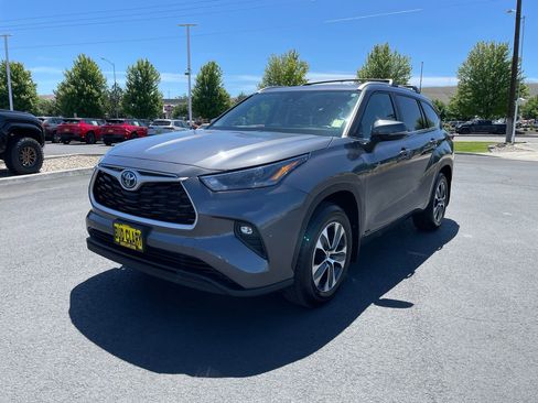 Used 2023 Toyota Highlander XLE AWD/4WD image 7