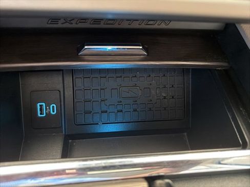 Used 2024 Ford Expedition Limited AWD/4WD image 27
