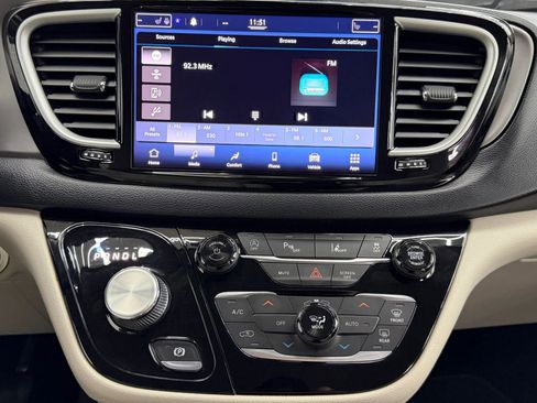 Used 2021 Chrysler Pacifica Touring-L image 21