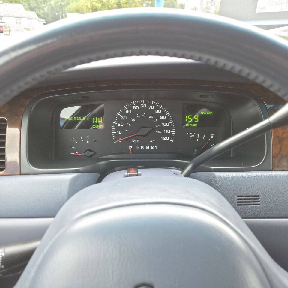 Used 2000 Lincoln Town Car Signature RWD image 23