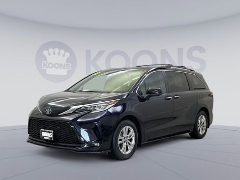 Used 2023 Toyota Sienna XSE w/ XSE Plus Package AWD/4WD image 4