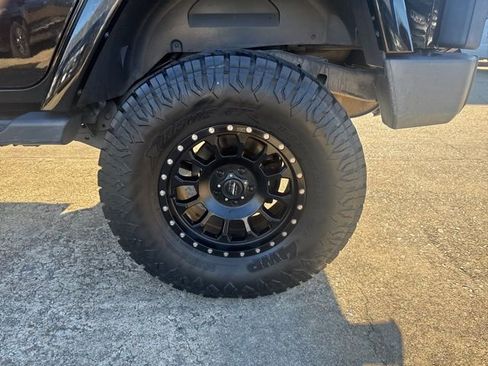 Used 2017 Jeep Wrangler Unlimited Sahara image 28