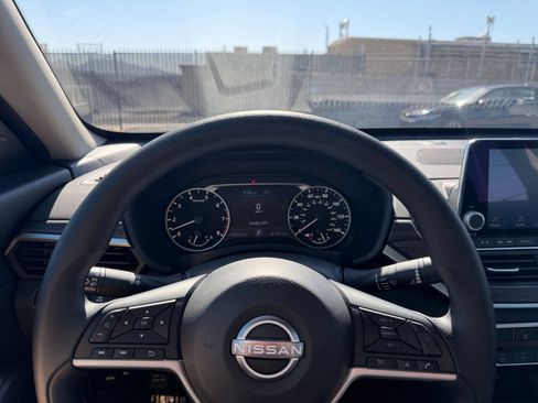 Used 2025 Nissan Altima 2.5 SV FWD image 28