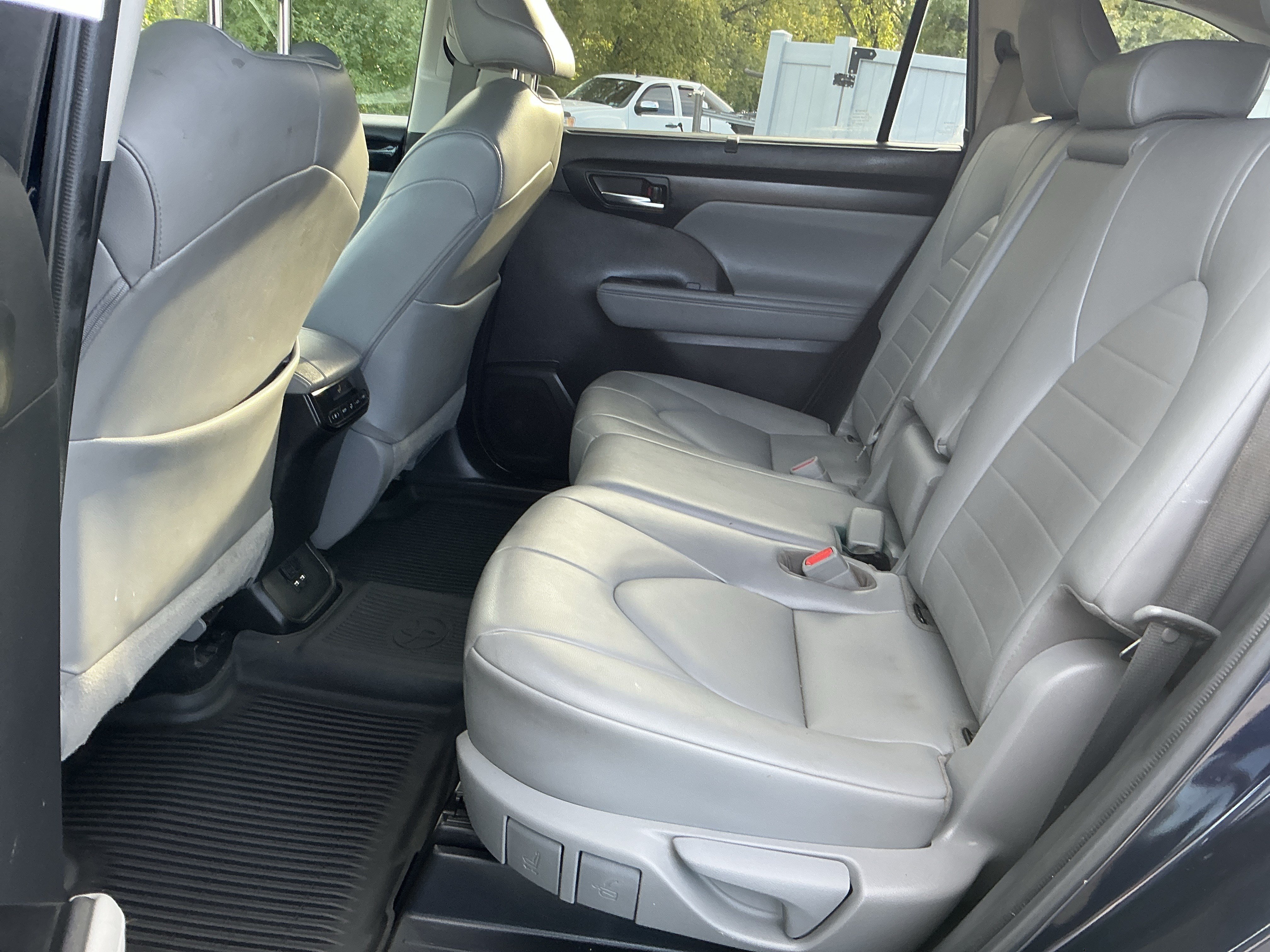 Used 2021 Toyota Highlander XLE AWD/4WD image 2