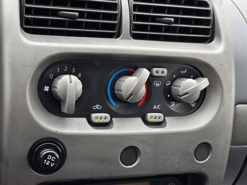 Used 2002 Nissan Frontier SE AWD/4WD image 16