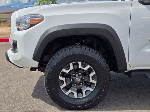 Used 2017 Toyota Tacoma TRD Off-Road AWD/4WD image 7