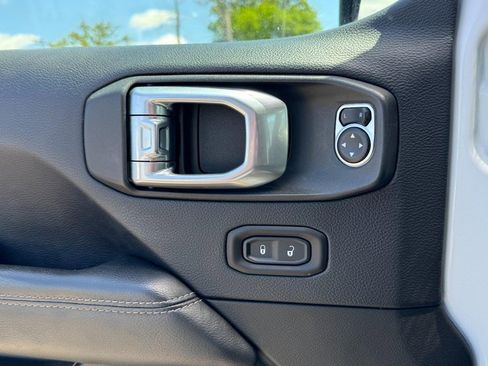 Used 2018 Jeep Wrangler Unlimited Sahara w/ Dual Top Group AWD/4WD image 18