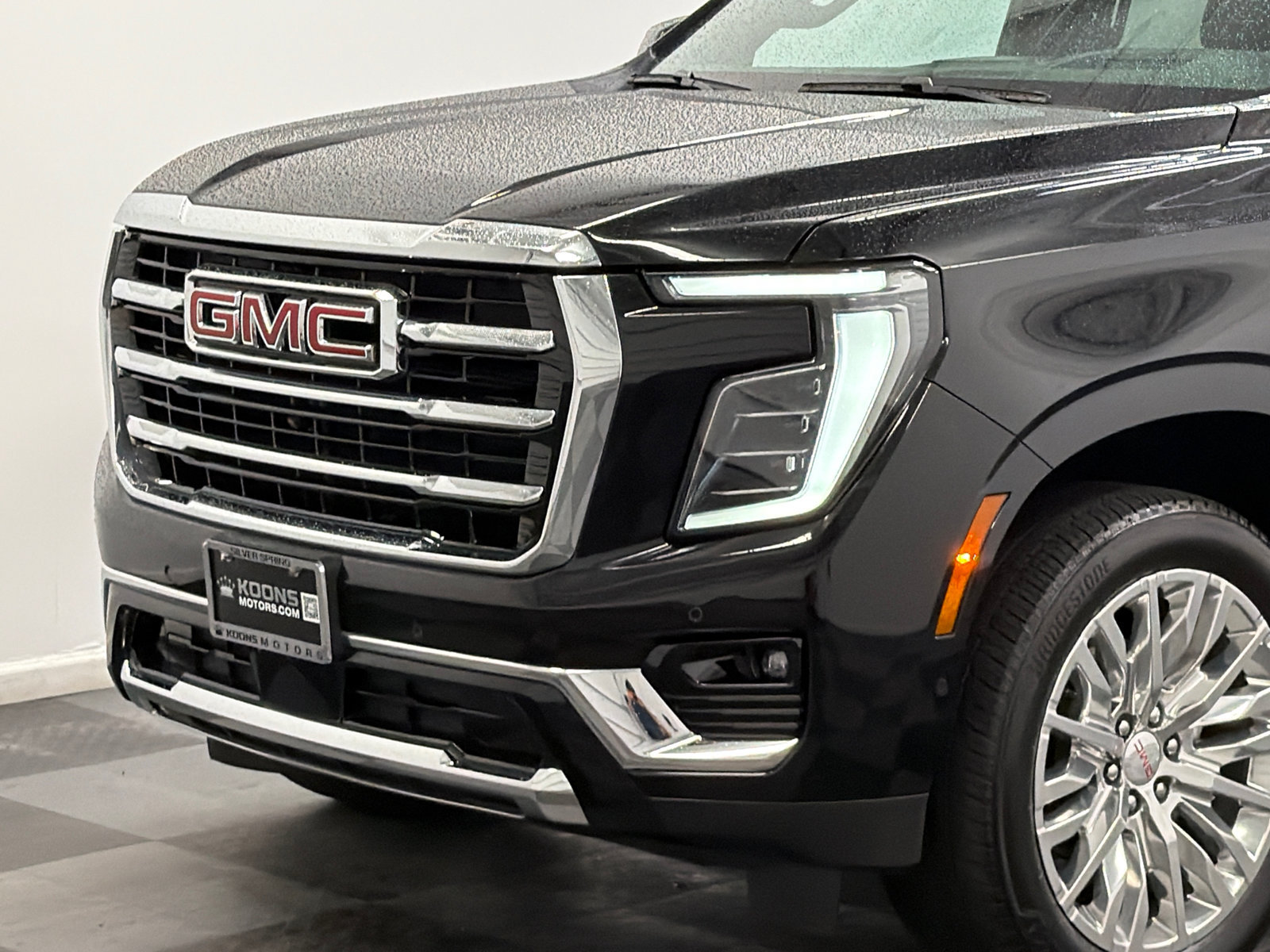 Used 2025 GMC Yukon XL Elevation w/ Elevation Premium Package AWD/4WD image 2