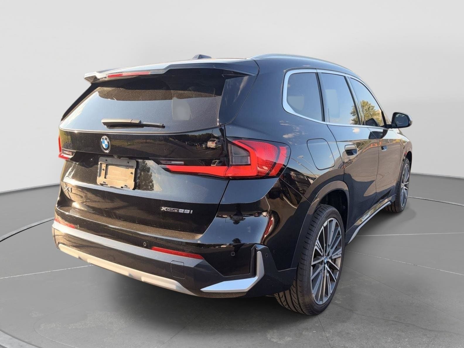 Used 2023 BMW X1 xDrive28i AWD/4WD image 3
