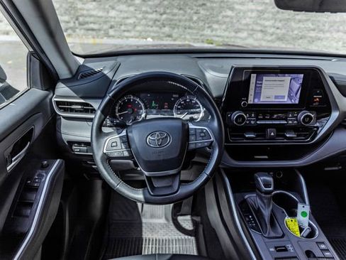 Used 2023 Toyota Highlander XLE AWD/4WD image 28