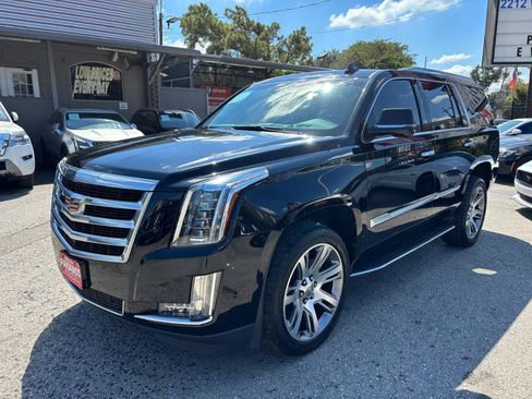 Used 2019 Cadillac Escalade Luxury RWD image 2