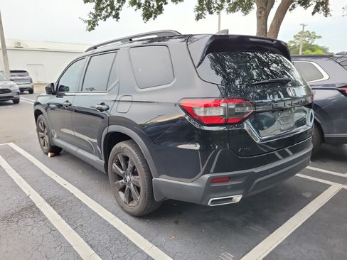 Certified 2025 Honda Pilot Black Edition image 4
