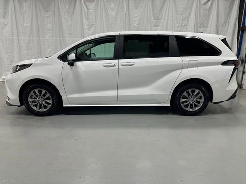 Used 2025 Toyota Sienna LE FWD image 4