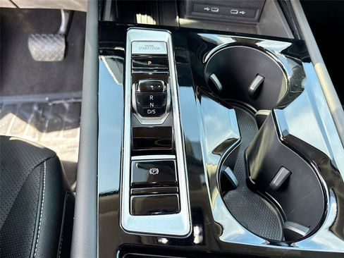 Used 2025 Volkswagen Atlas SE image 16