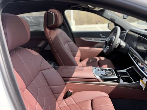Used 2025 BMW 760i xDrive w/ Executive Package image 23