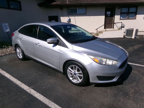 Used 2016 Ford Focus SE FWD image 1