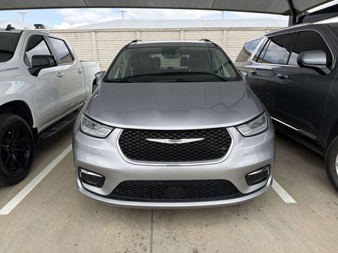 Used 2021 Chrysler Pacifica Touring-L FWD image 1