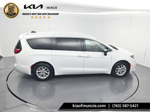 Used 2024 Chrysler Pacifica Touring-L FWD image 49