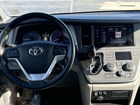 Used 2015 Toyota Sienna XLE AWD/4WD image 18