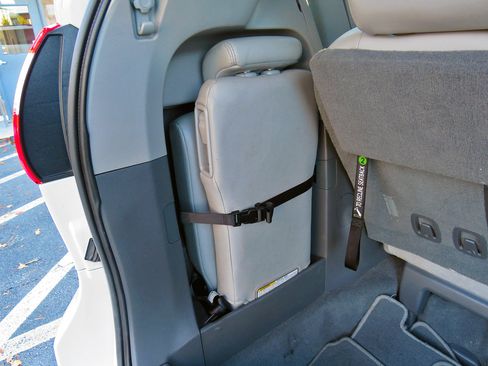 Used 2020 Toyota Sienna XLE image 17