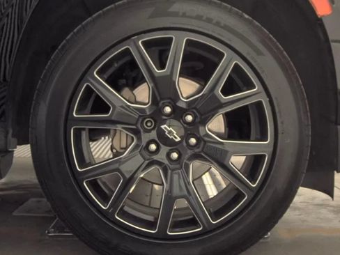 Used 2023 Chevrolet Suburban LT w/ LT Signature Package RWD image 4