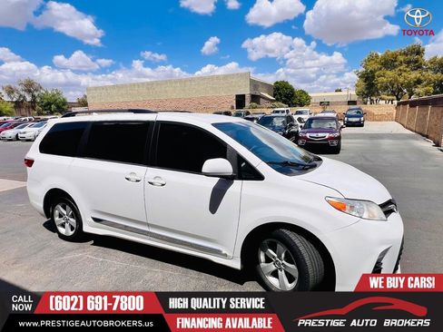 Used 2018 Toyota Sienna LE w/ Carpet Mat Package FWD image 7