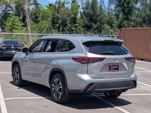 Used 2021 Toyota Highlander XLE AWD/4WD image 7
