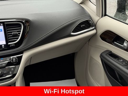 Used 2024 Chrysler Pacifica Limited image 25