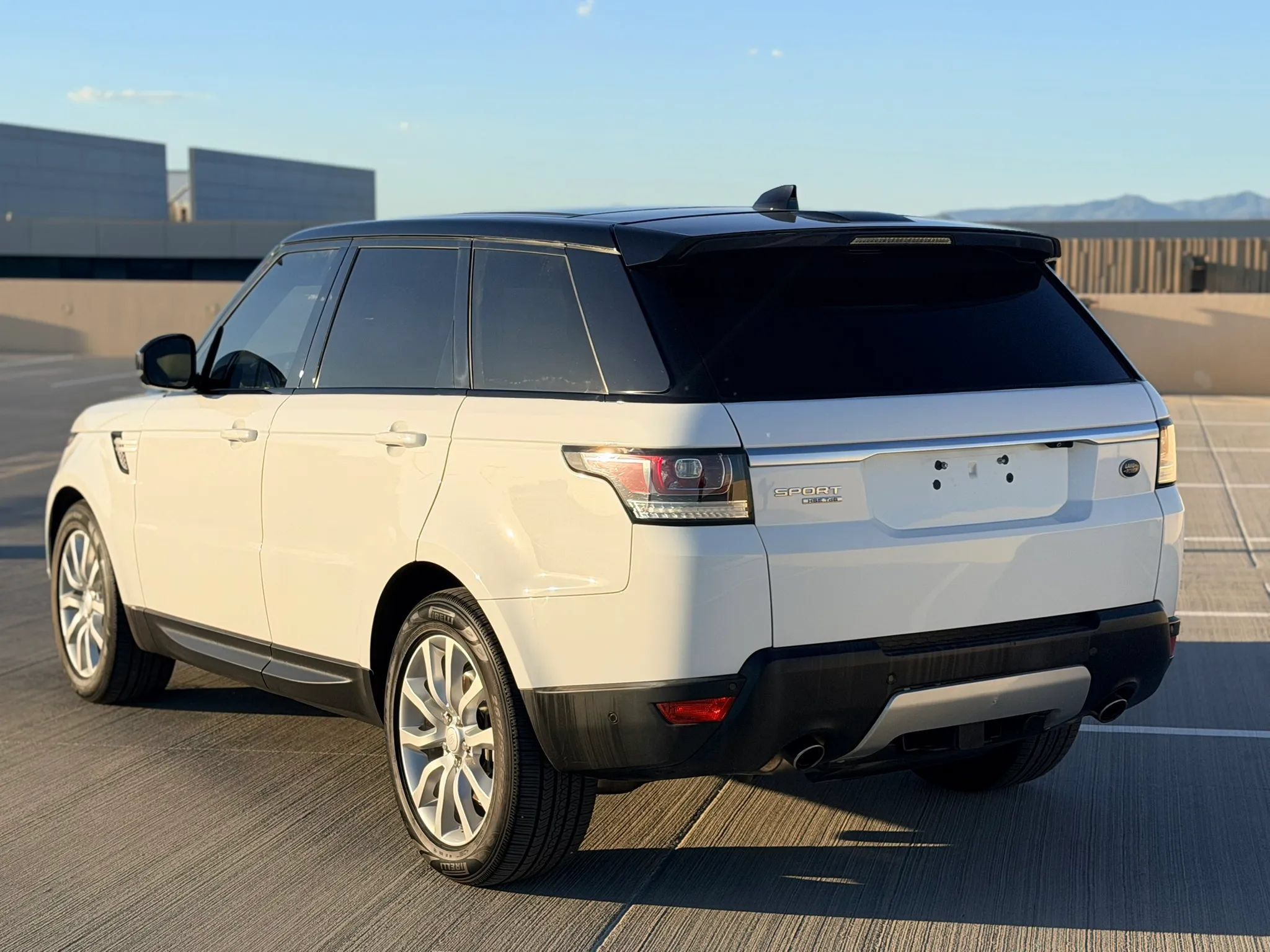 Used 2017 Land Rover Range Rover Sport HSE AWD/4WD image 18