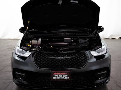 Used 2026 Chrysler Pacifica Limited w/ S Appearance Package FWD image 5