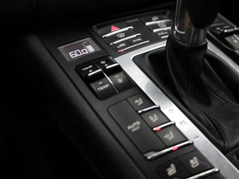 Used 2018 Porsche Macan AWD/4WD image 23