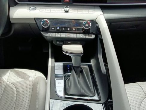 Used 2025 Hyundai Elantra Limited FWD image 3