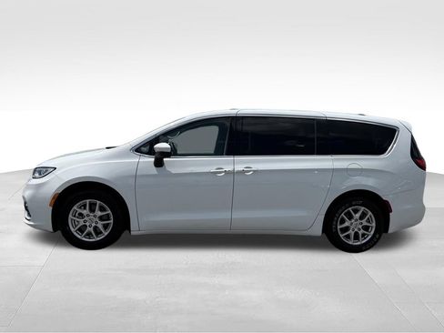 Used 2023 Chrysler Pacifica Touring-L FWD image 2