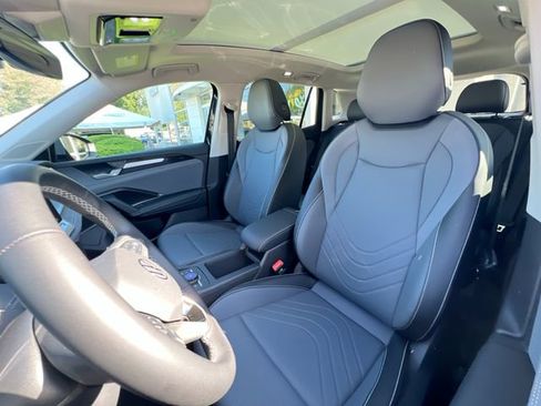 New 2025 Volkswagen Tiguan SE image 11