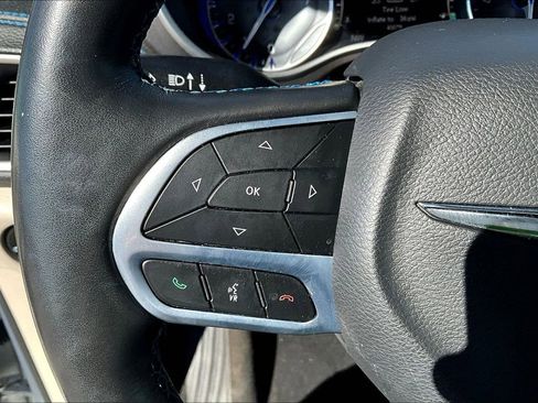 Used 2021 Chrysler Pacifica Touring-L AWD/4WD image 25