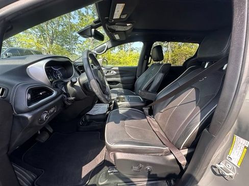 Used 2020 Chrysler Pacifica Limited w/ Advanced Safetytec Group FWD image 23